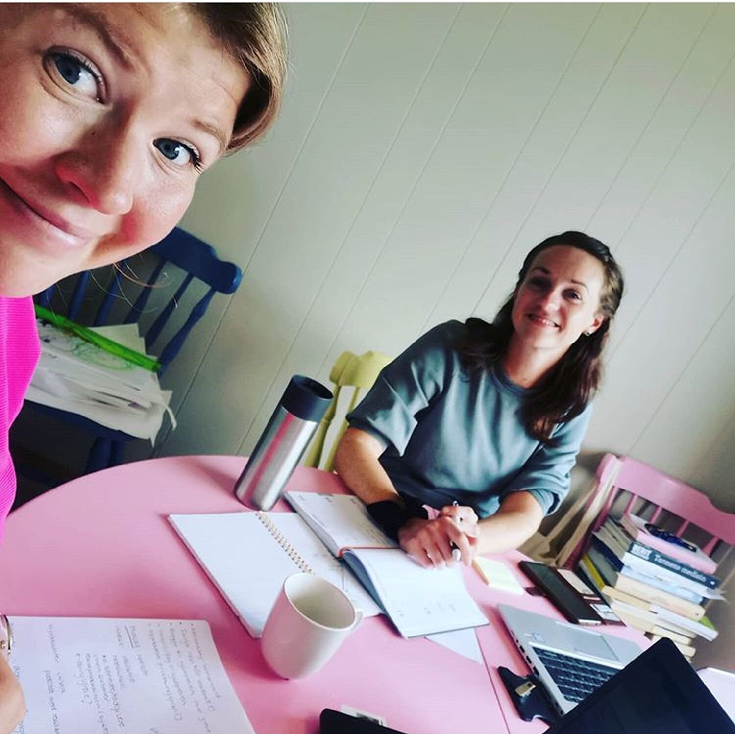 Marte Tangeraas Hansen, Elin Bø Lunde, Smittevernsnerdene Bildet viser de to smittevernsnerdene.