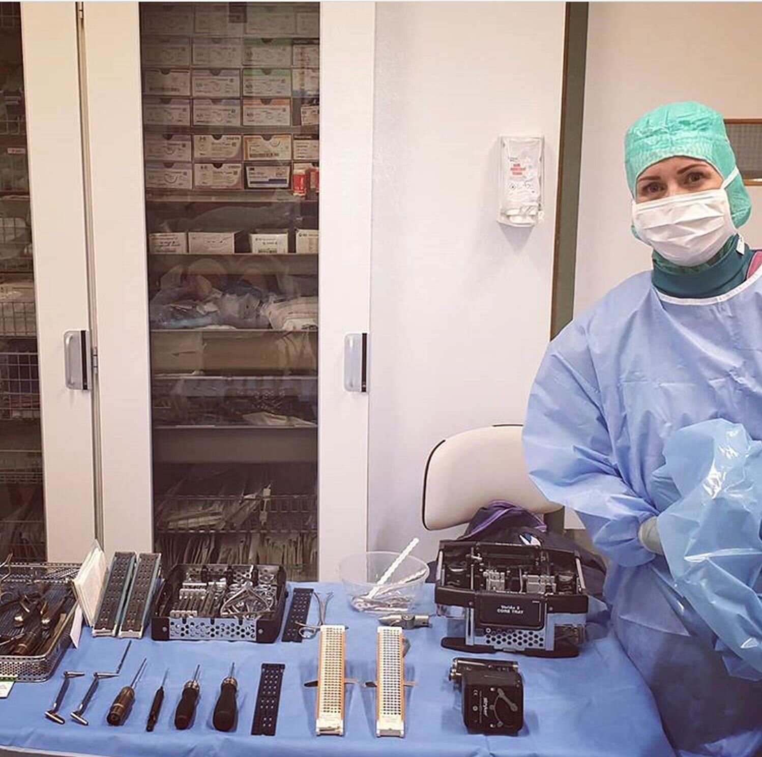 Ski dagkirurgi Bildet viser operasjonssykepleier som har dekket opp instrumentbord.