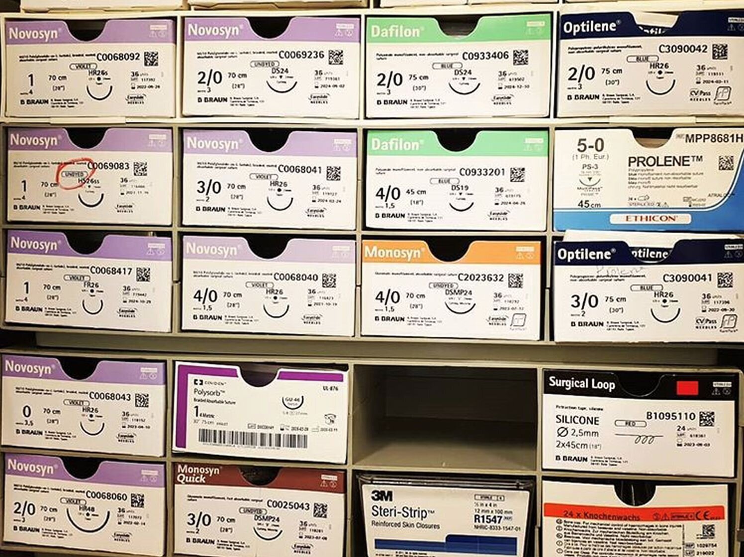 Ski dagkirurgi Bildet viser pakker med suturnåler.