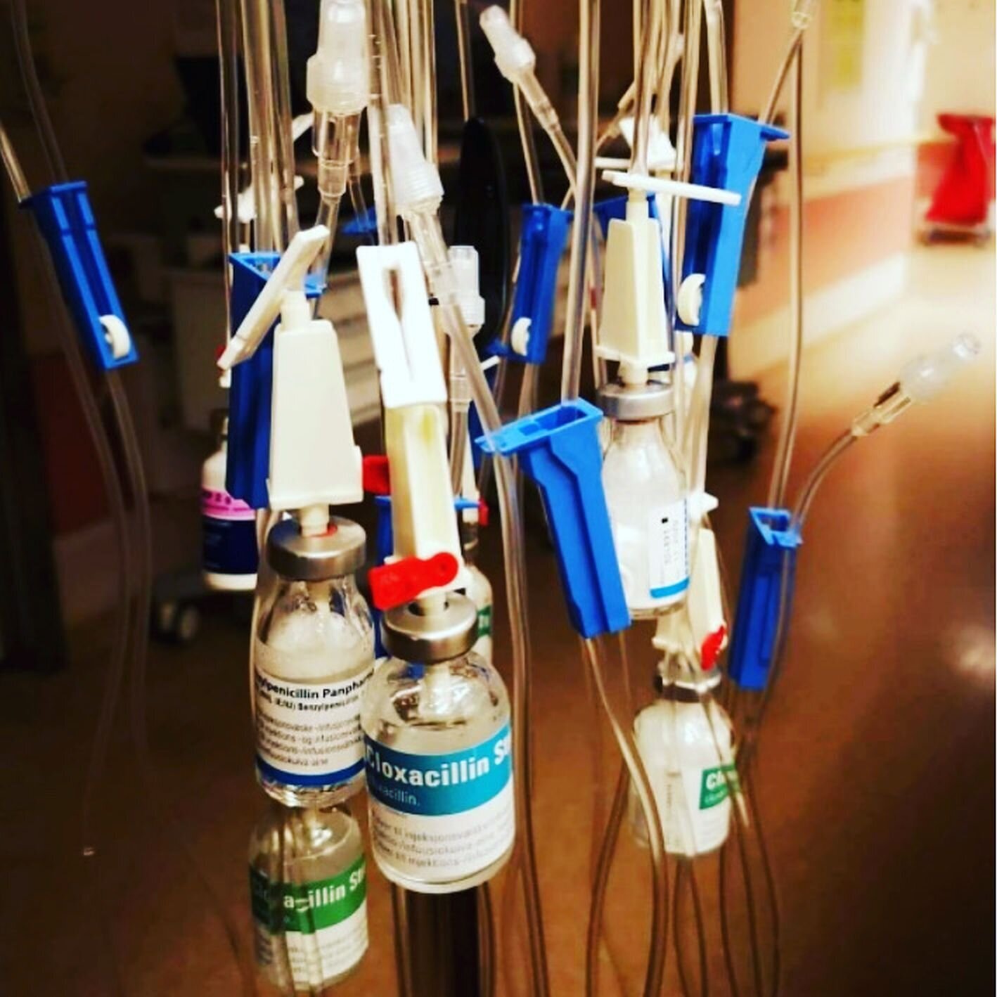 Antibiotika Bildet viser mange ulike typer antibiotika som er hengt opp.