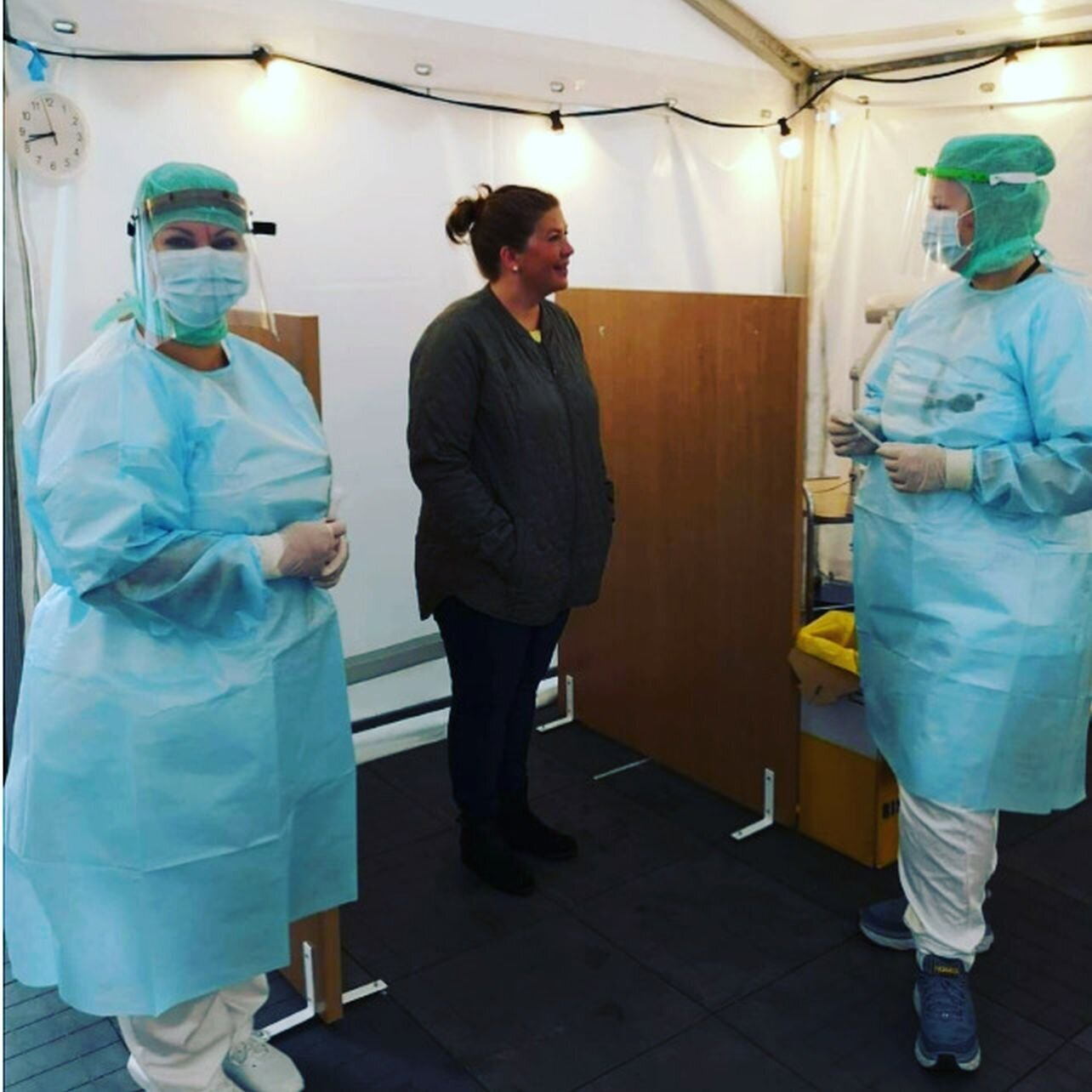 Smittevernsnerdene Bildet viser to sykepleiere i smittevernsutstyr og en uten.