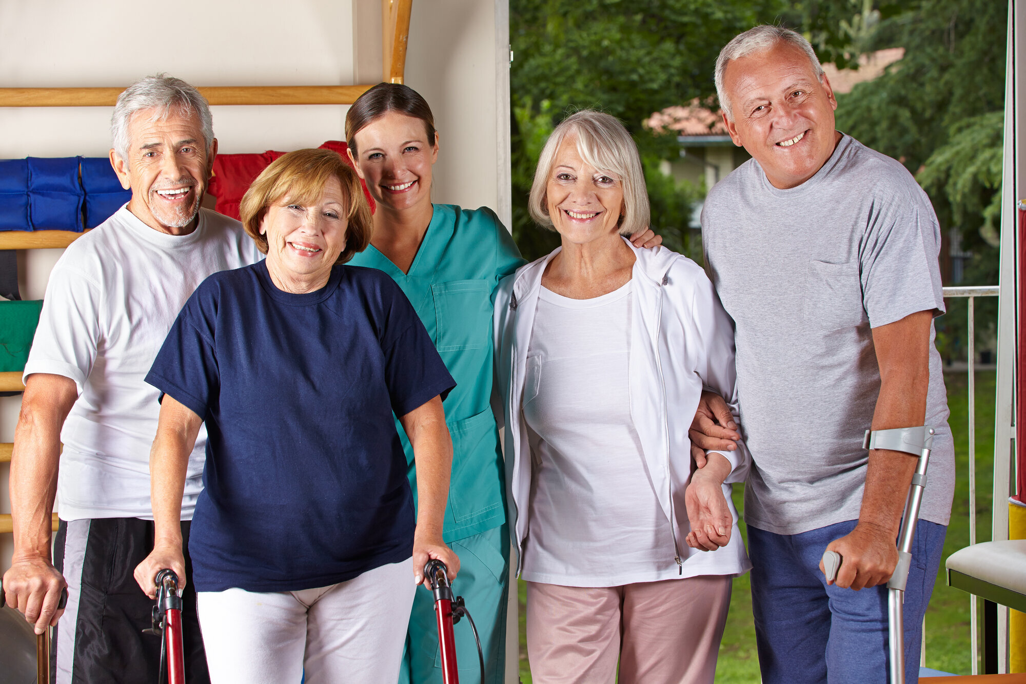 Slagrammede på kurs Bildet viser fire eldre personer som står sammen med en sykepleier. To av dem har krykker.