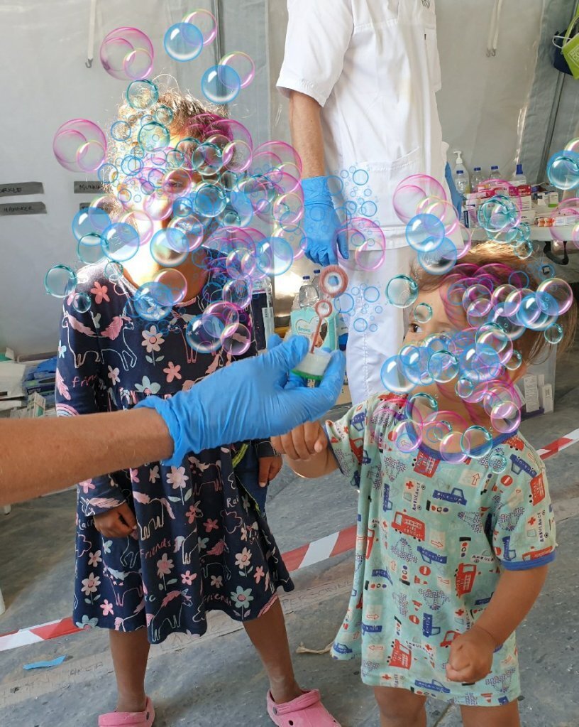 Medisinsk innsatsteam Bildet viser hanskekledde hender som blåser såpebobler.