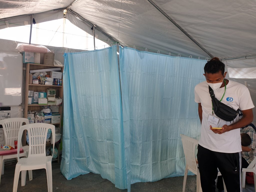 Medisinsk innsatsteam Bildet viser en tolk foran et omkledningsavlukke.