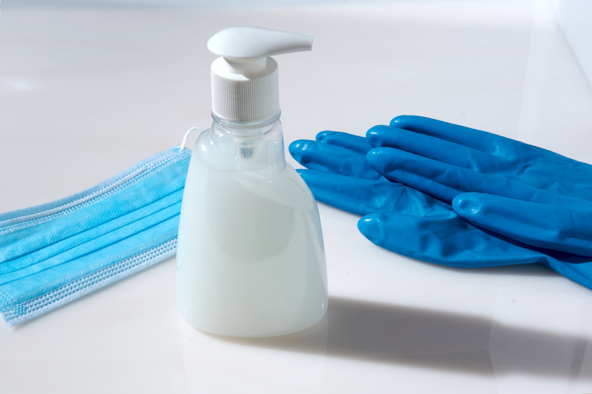 munnbind, hansker og håndsprit bildet viser munnbind, hansker og håndsprit