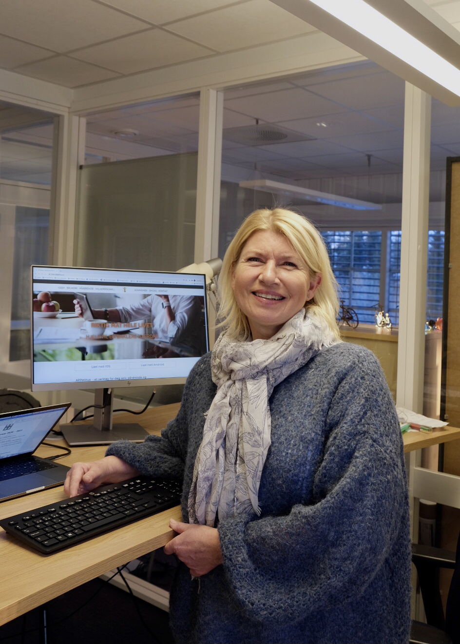 Portrett av Anni Onsager foran PC. Anni Onsager i APPetitus AS