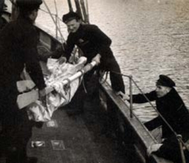 bildet viser person i båre på redningsskøyta