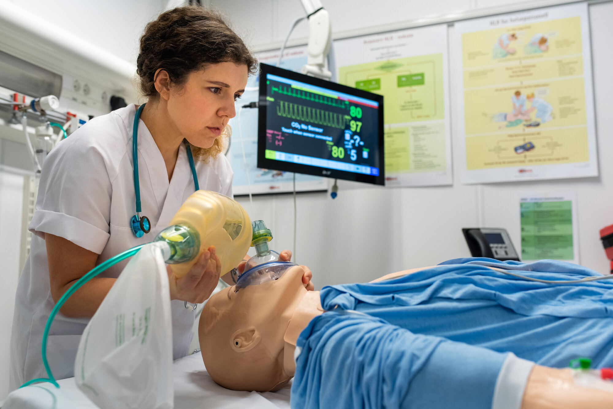 Pasientdukke Bildet viser en sykepleierstudent som øver seg på en pasientdukke