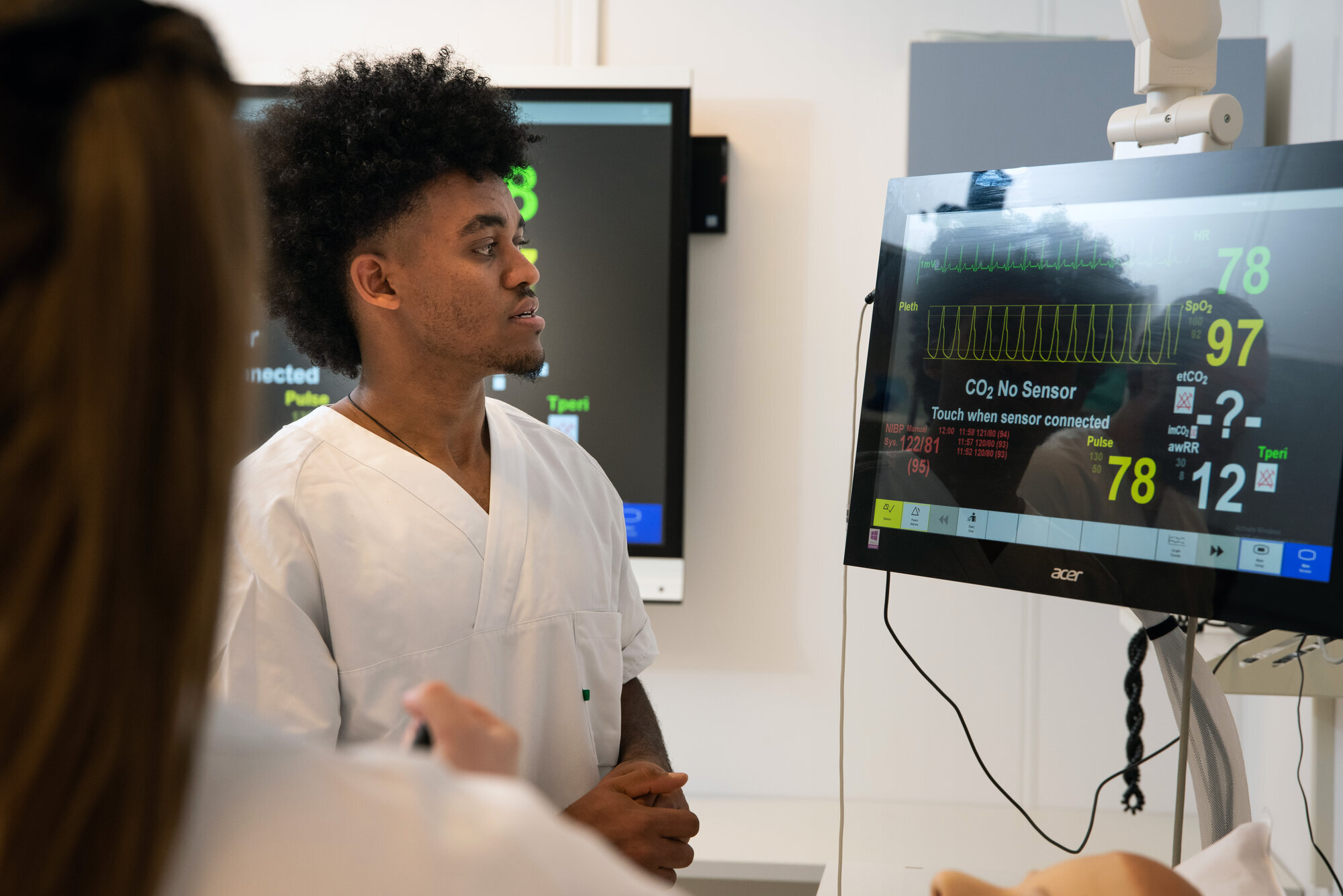 Sykepleiestudent Bildet viser en mannlig sykepleiestudent ved Universitetet i Agder