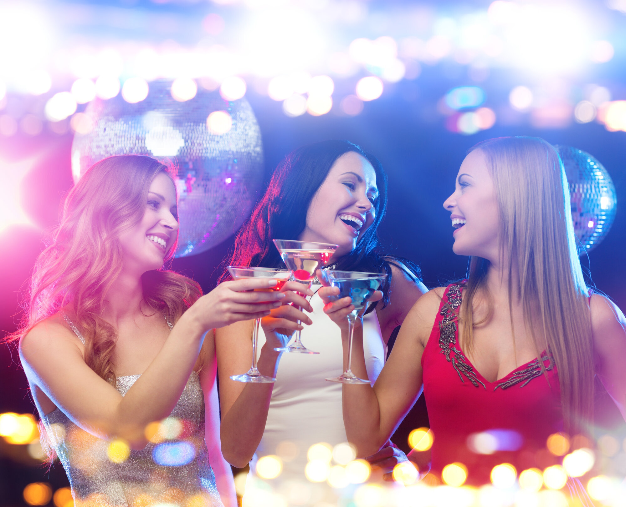 kvinner som skåler med alkohol Bildet viser kvinner som skåler med alkohol