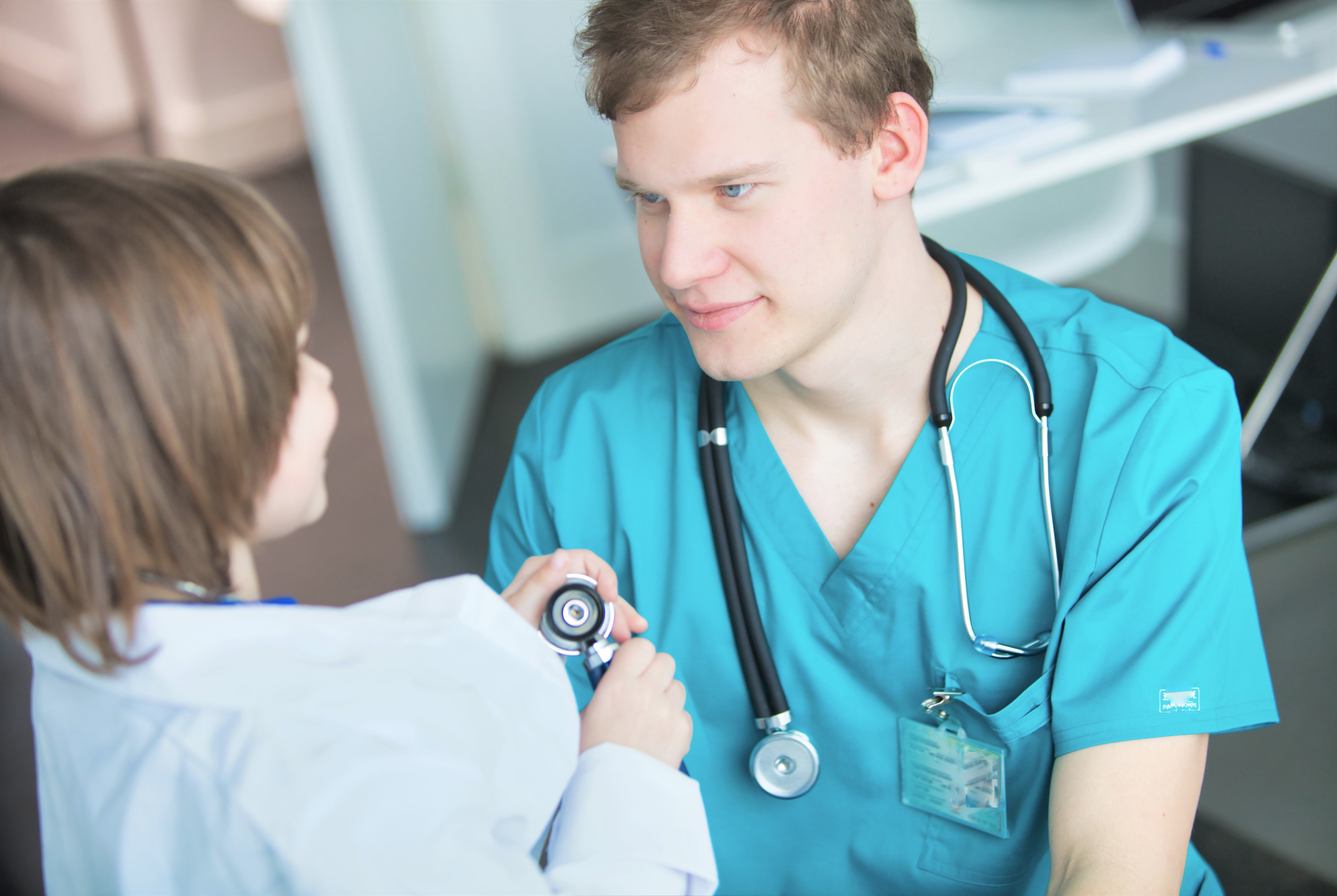 Sykepleier og barn Sykepleier og barn