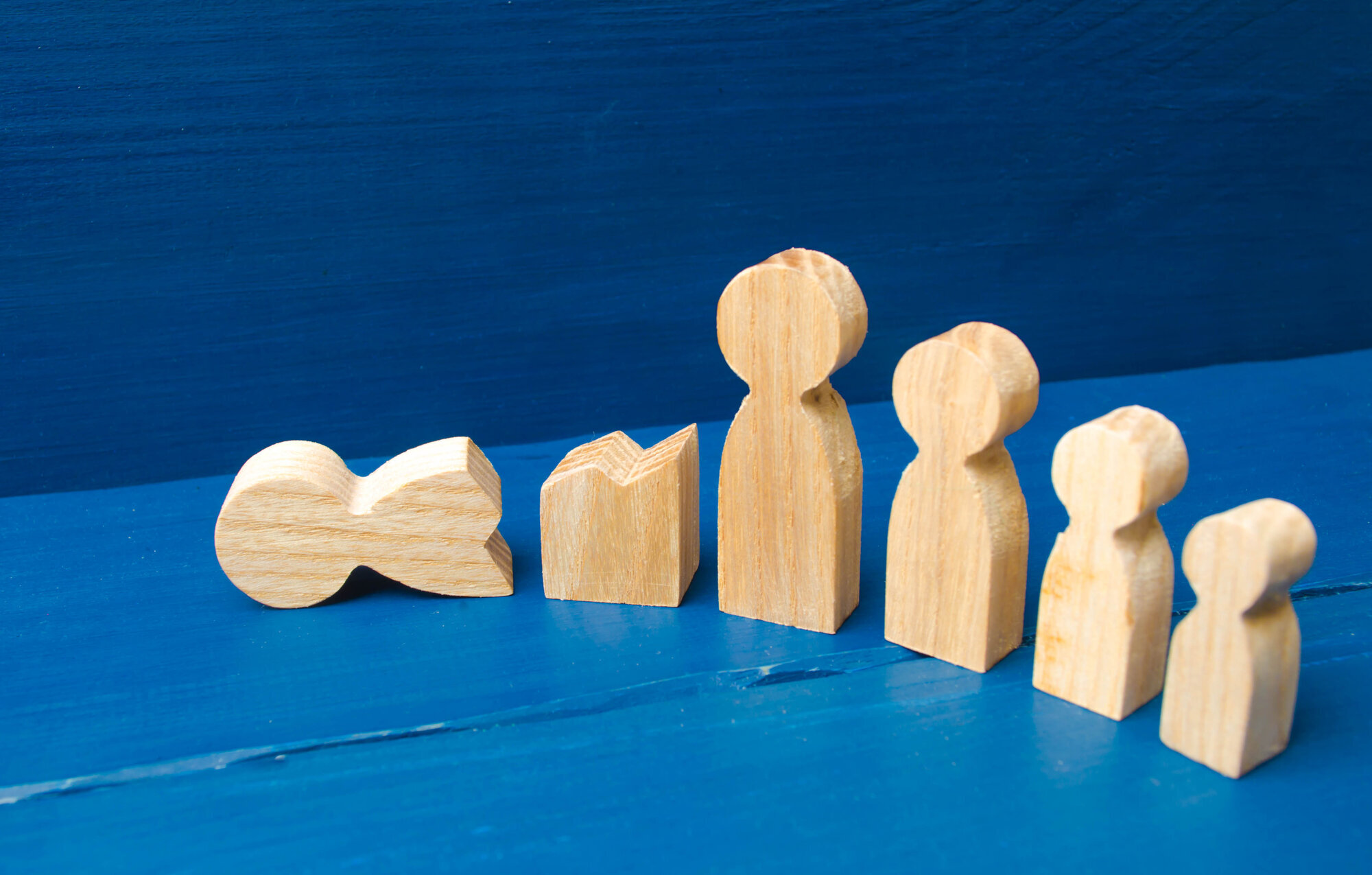 Trefigurer Bildet viser fem trefigurer i forskjellige størrelsen. En av figurene er ødelagt.