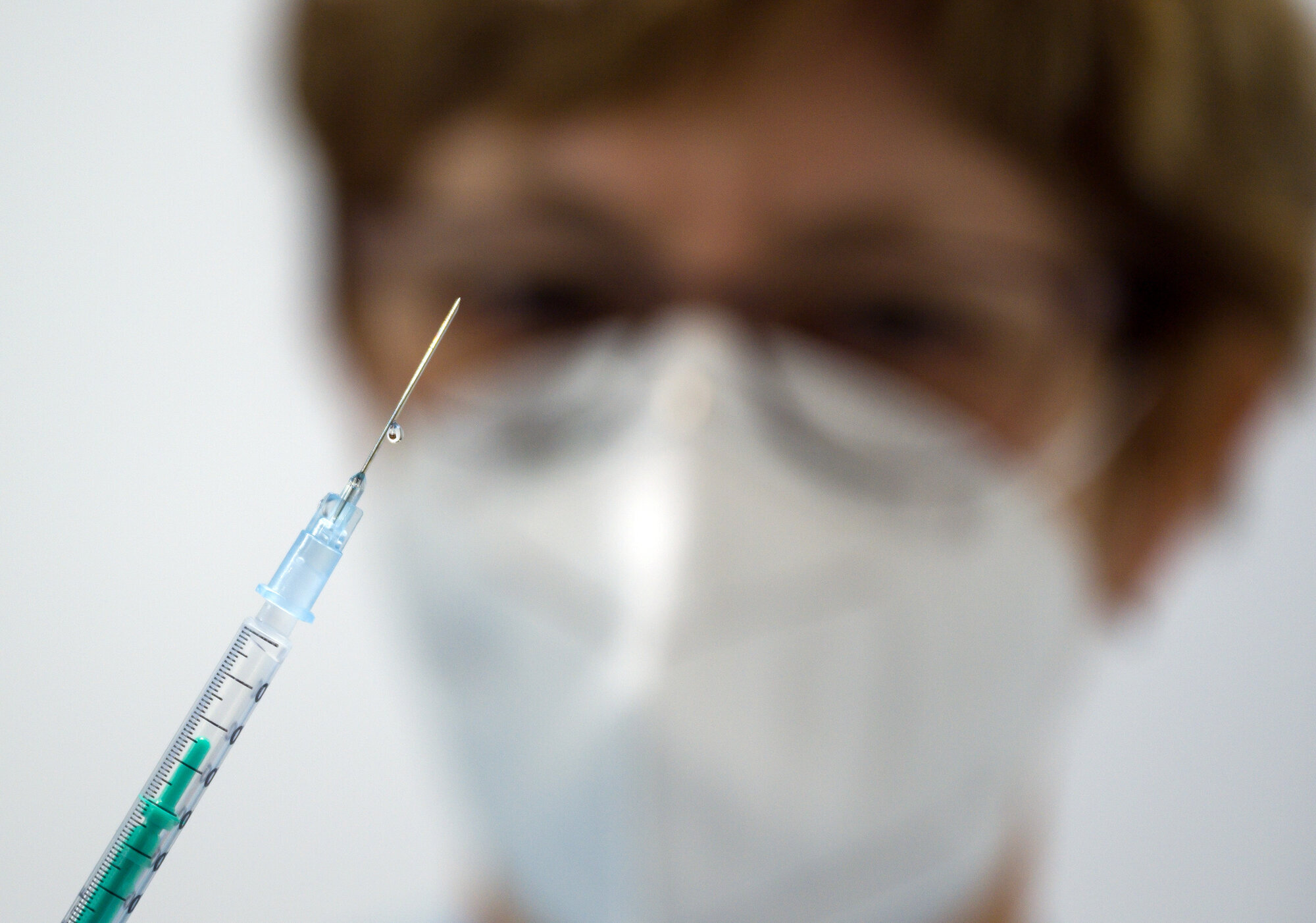Koronavaksine Bildet viser en helsearbeider med en sprøyte.