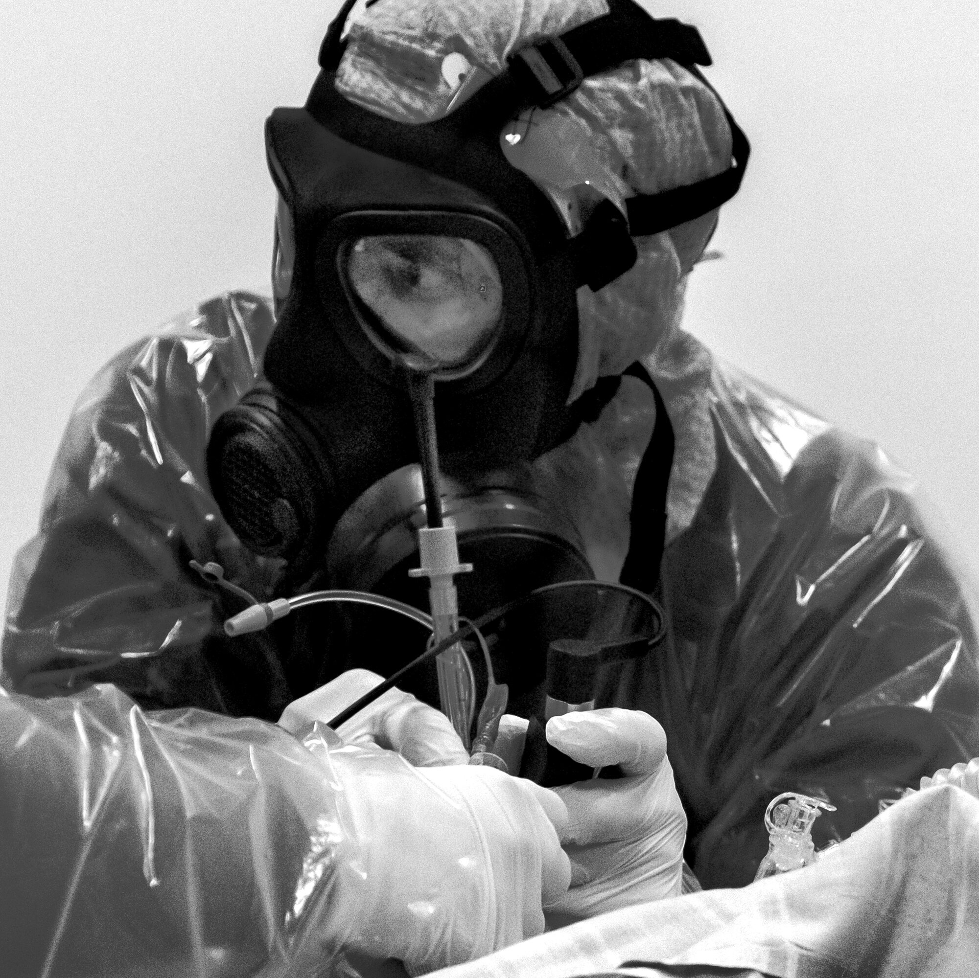 Dana Yamini Bildet viser et helsepersonell som intuberer en pasient.