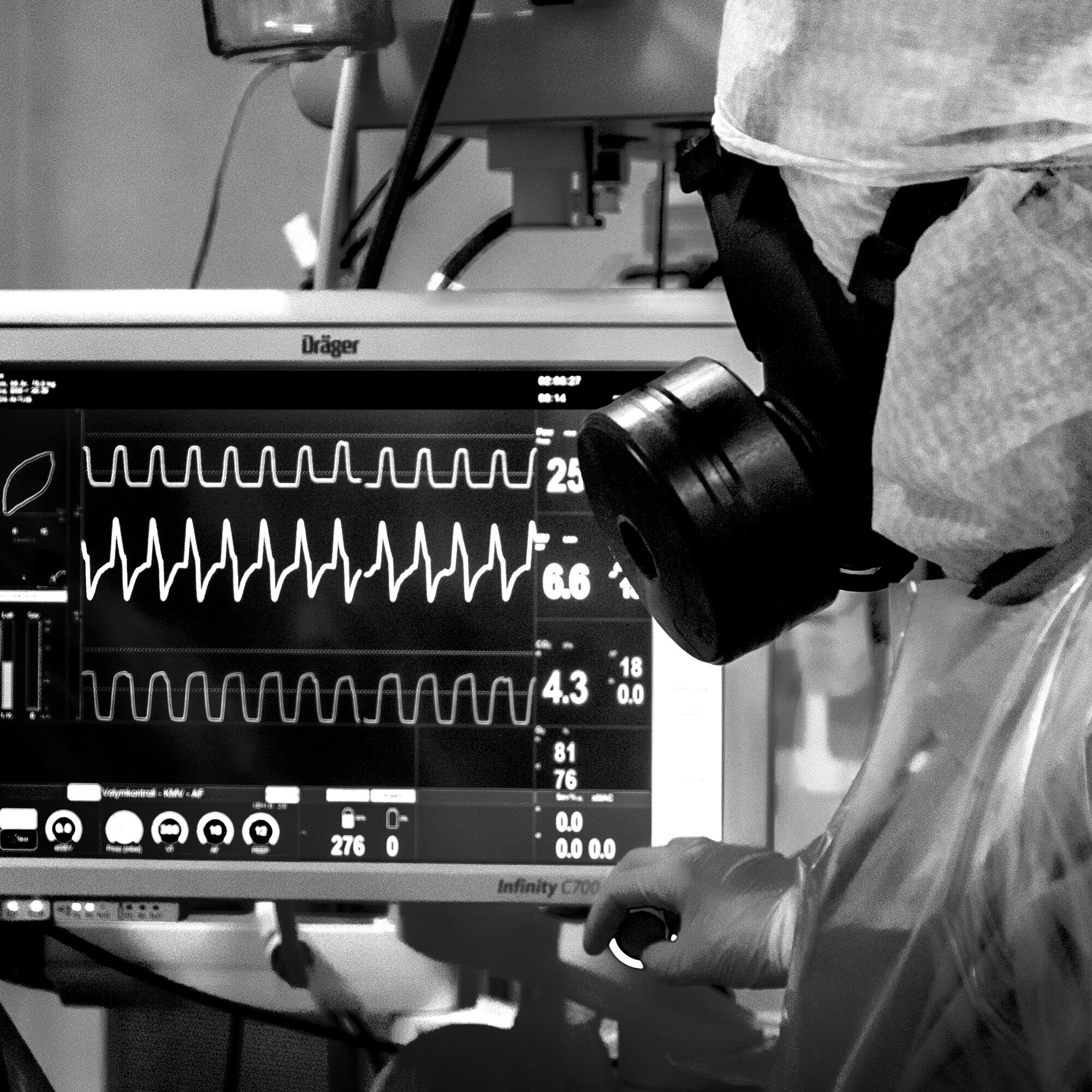 Dana Yamini Bildet viser et helsepersonell i smittevernutstyr som ser på et skop.