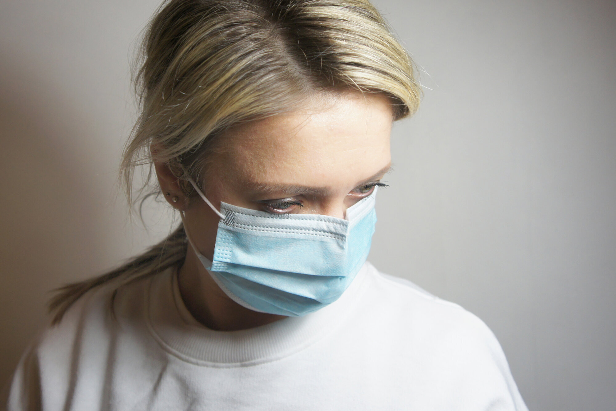 Kvinne med munnbind Bildet viser en kvinne med munnbind