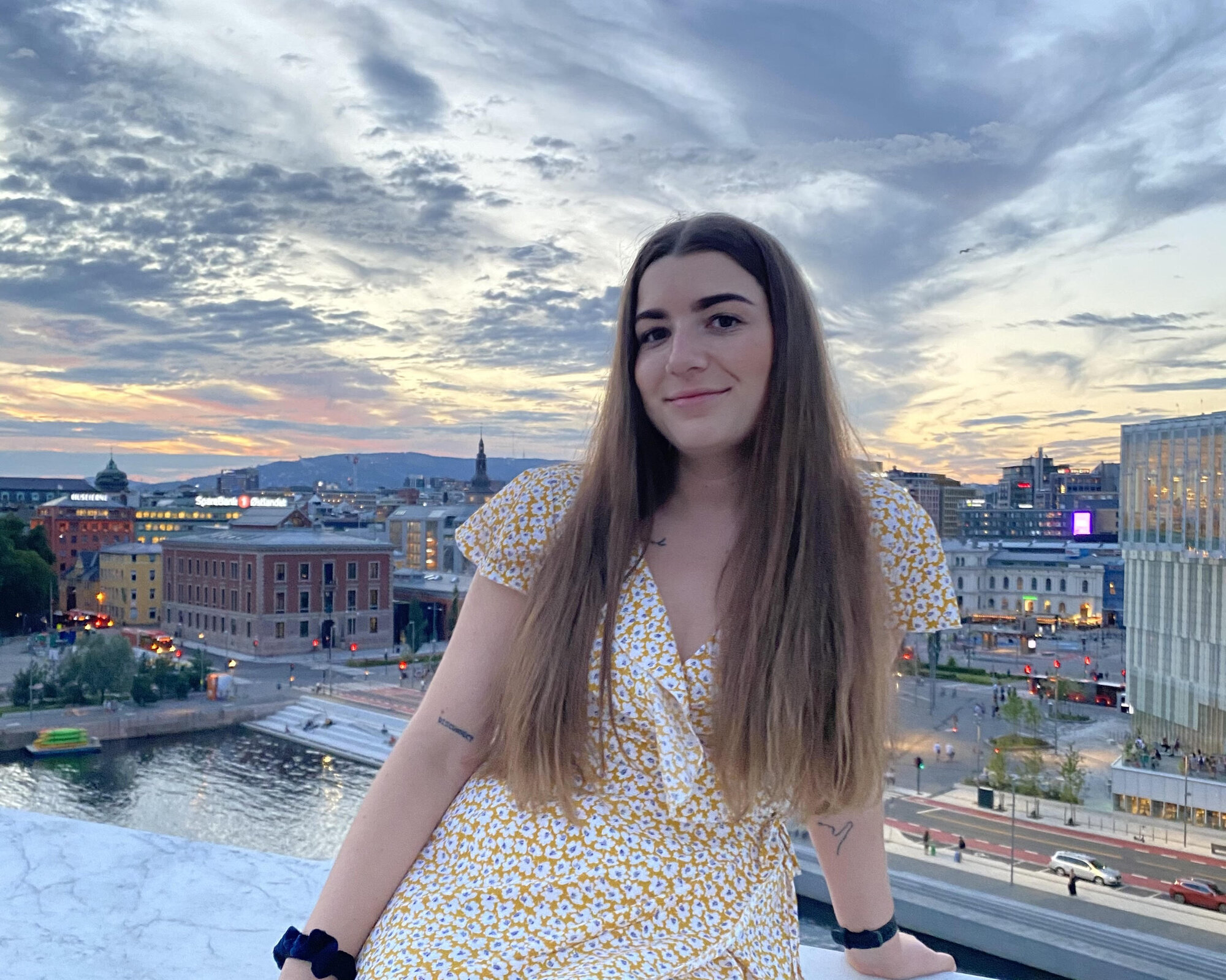 Emily Kolstad Stephensen Bildet viser sykepleierstudent Emily Kolstad Stephensen på toppen av Operahuset i Oslo en sommerdag