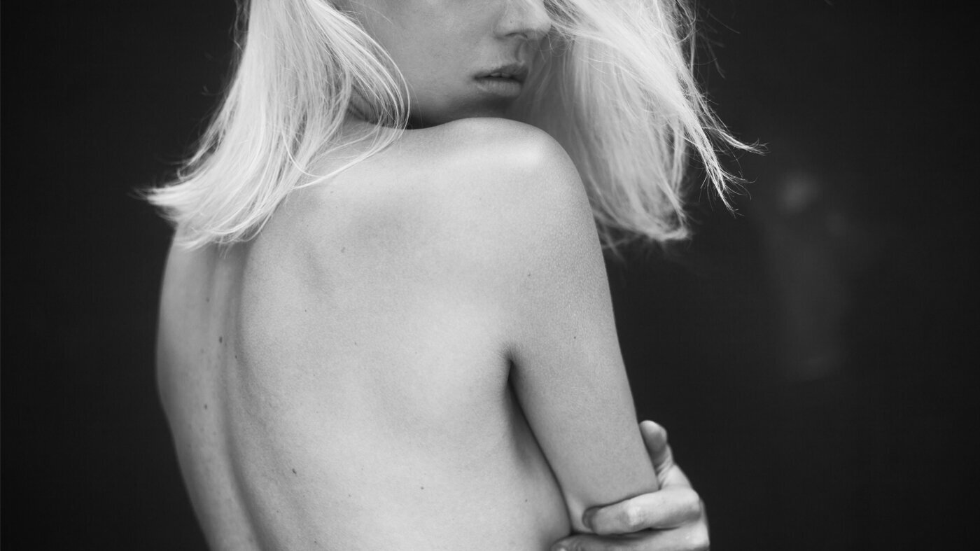 Seksualitet Bildet viser en naken kvinne som står med ryggen til mens hun snur hodet skrått mot kamera