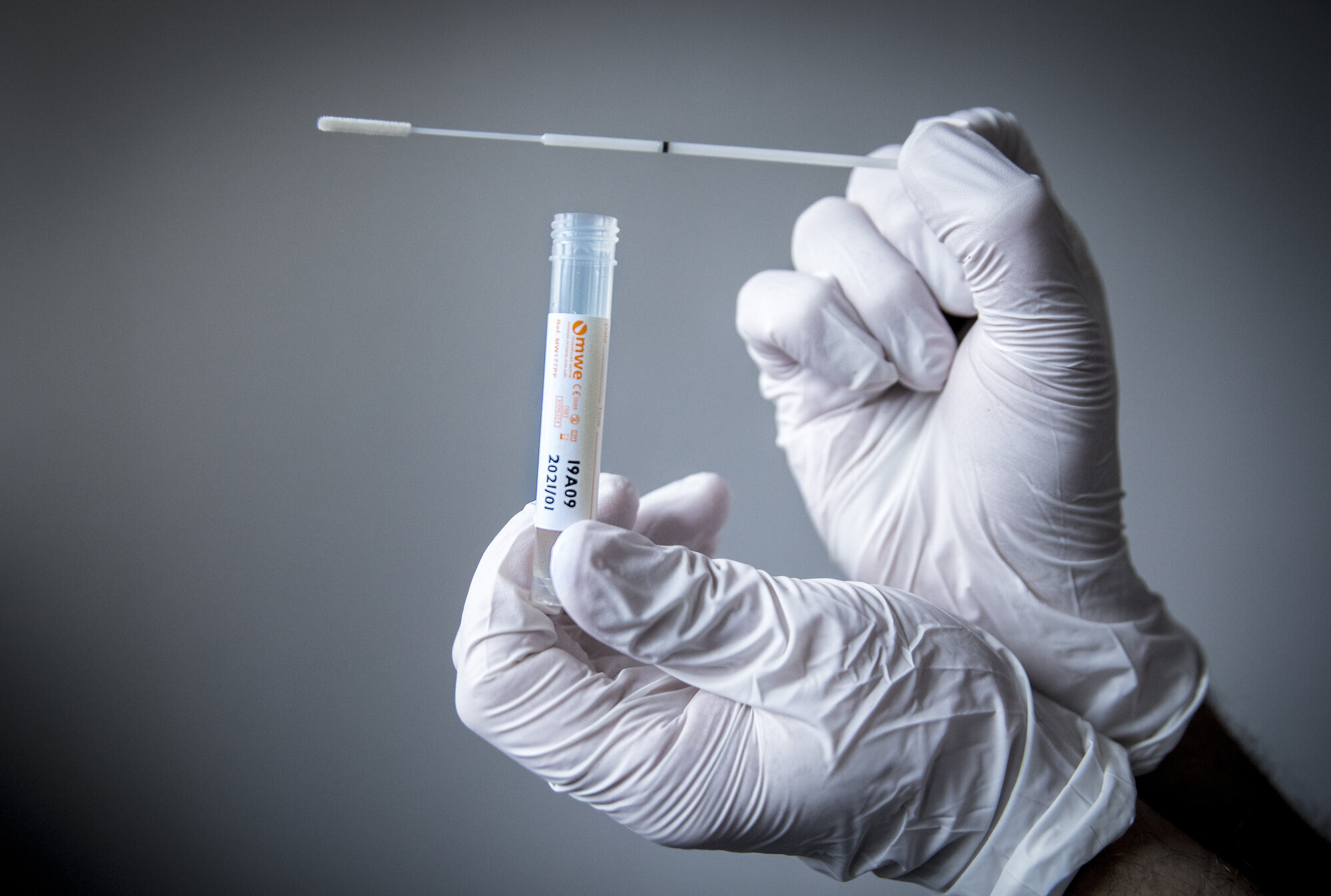 Koronatest Bildet viser en testpinne som brukes til koronatest.