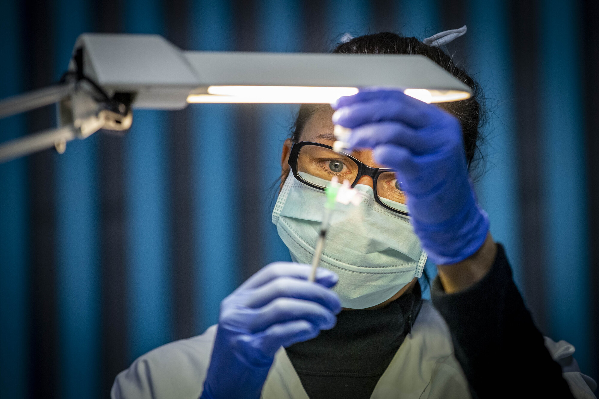 Koronavaksine Bildet viser apotektekniker som trekker opp koronavaksine.