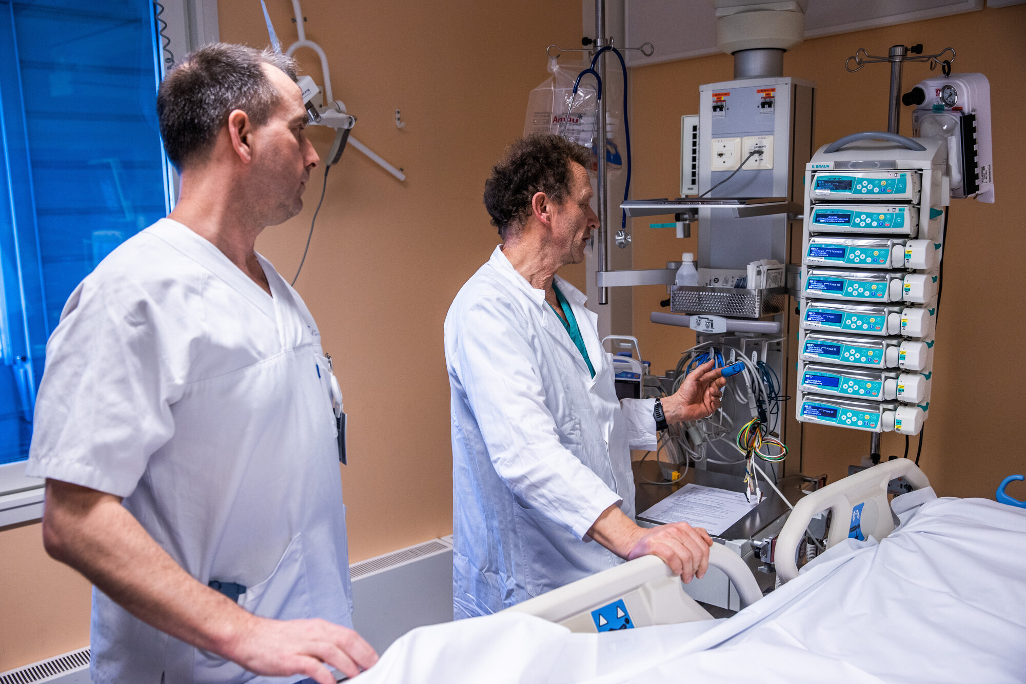 Øystein Fahre, Øyvind Skraastad Bildet viser Øystein Fahre og Øyvind Skraastad ved en intensivseng.