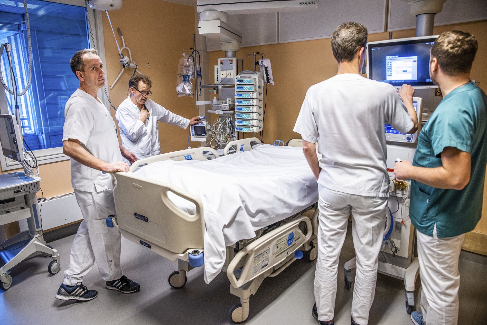 Intensiv, Rikshospitalet Bildet viser Øystein Fahre med kolleger på intensiv på Rikshospitalet.