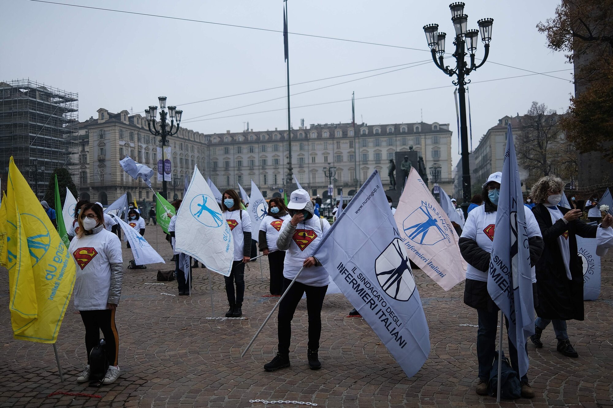 Sykepleiere, Italia Bildet viser sykepleiere som holder flagg.