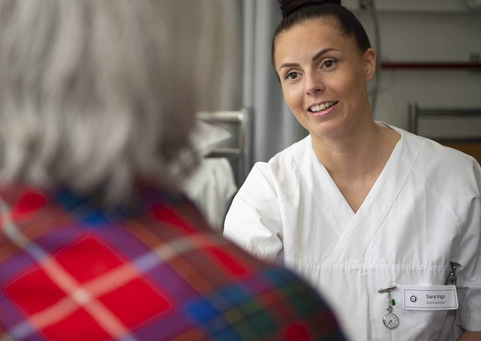 Samisk sykepleierutdanning Bildet viser en sykepleier og en samisk pasient