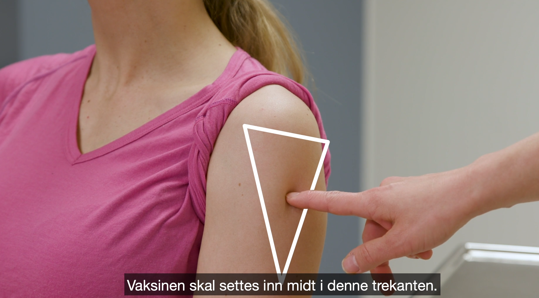 Koronavaksine Bildet viser skjermdump av filmen om riktig injeksjonsteknikk.
