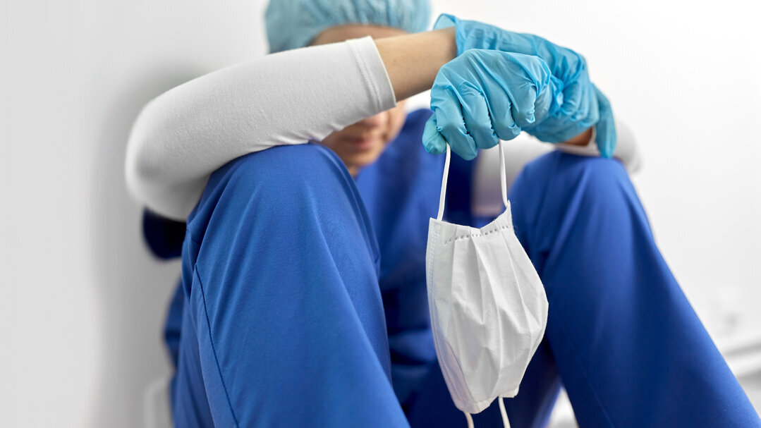 Sliten sykepleier Bildet viser en sliten sykepleier