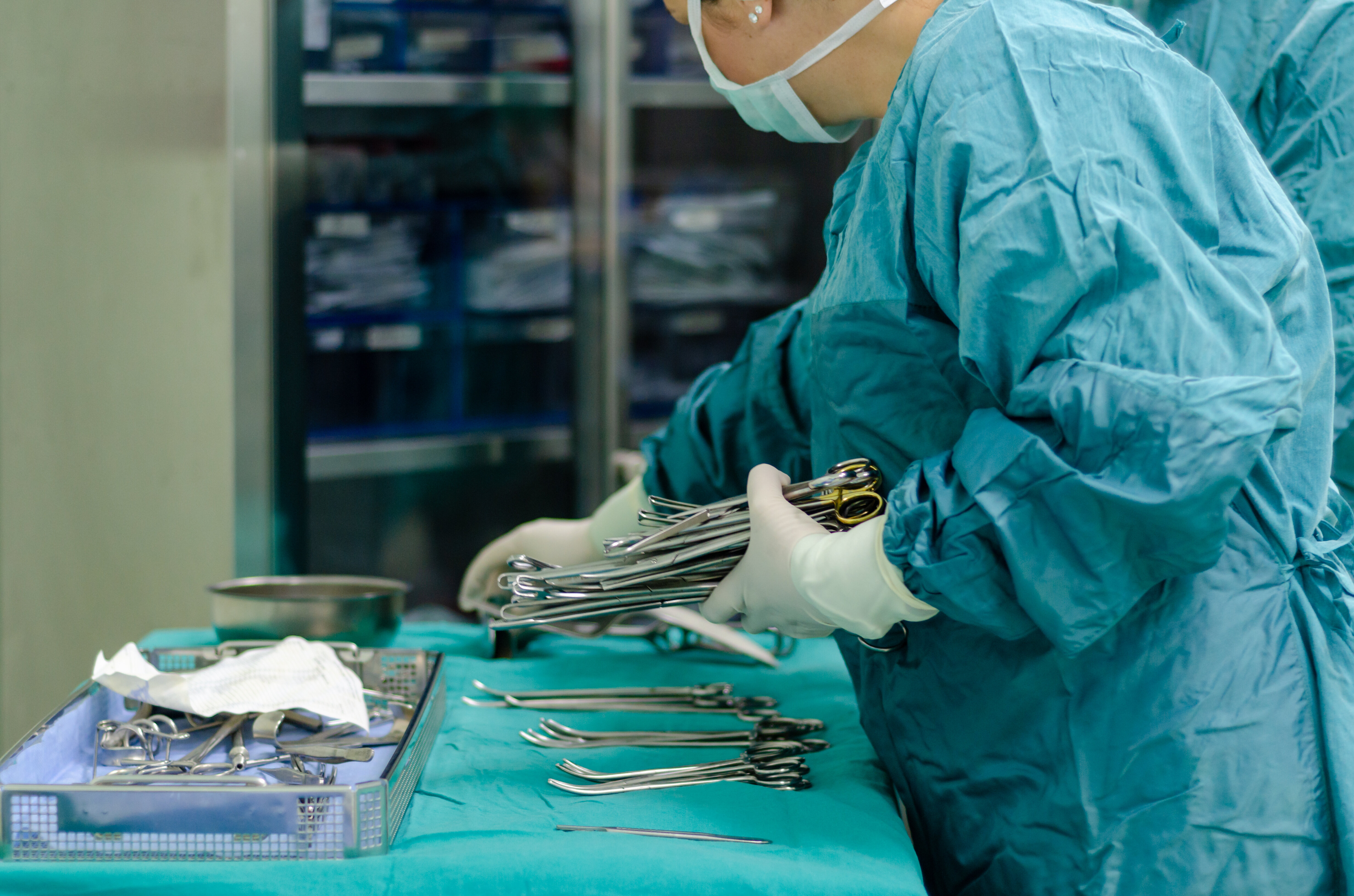 Oppdekking av instrumentbord Bildet viser en sykepleier som dekker opp instrumentbordet før operasjon