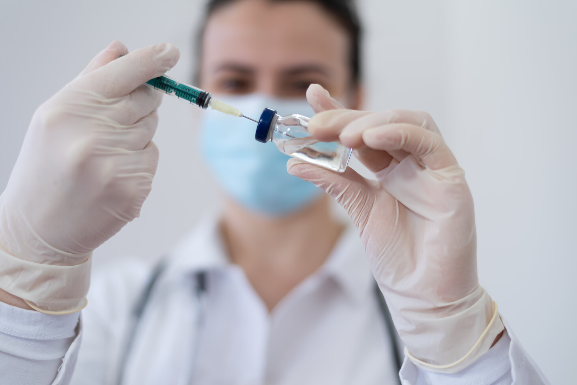 Vaksine Bildet viser en sykepleier med covid-19 vaksine