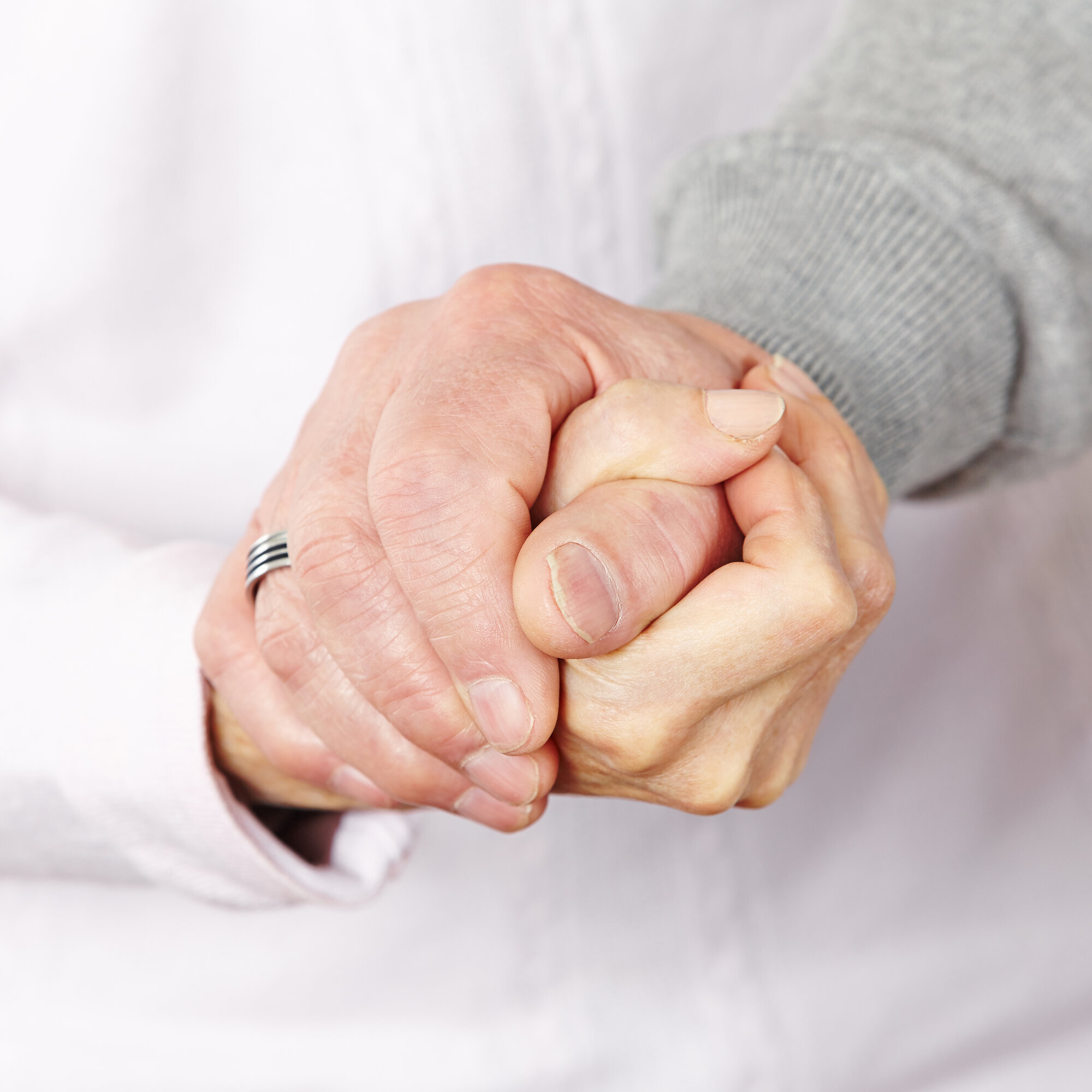 Hender, omsorg Bildet viser to hender som holder hverandre.