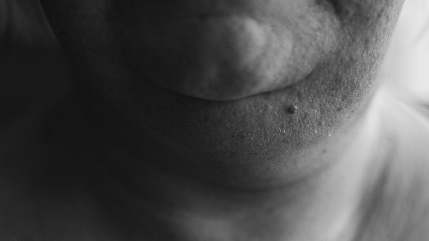 Halsen til en kvinne Utsnitt av halsen til en kvinne