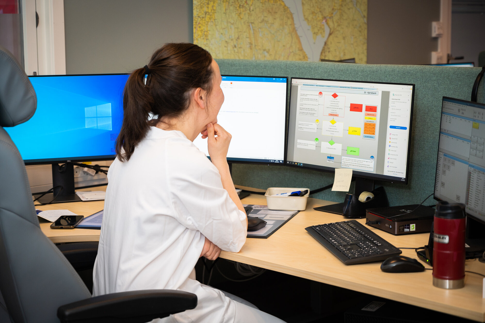 Sykepleier, legevakt Bildet viser en sykepleier på legevakt.