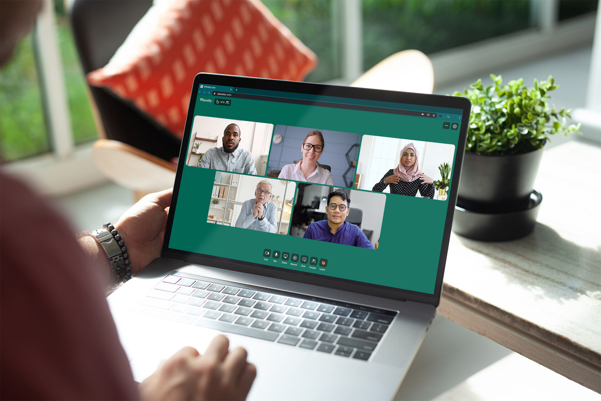 Whereby Bildet viser en person som har en videosamtale via plattformen Whereby