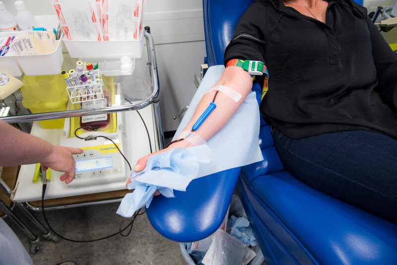 Blod, blodgiver Bildet viser en blodgiver som blir tappet.