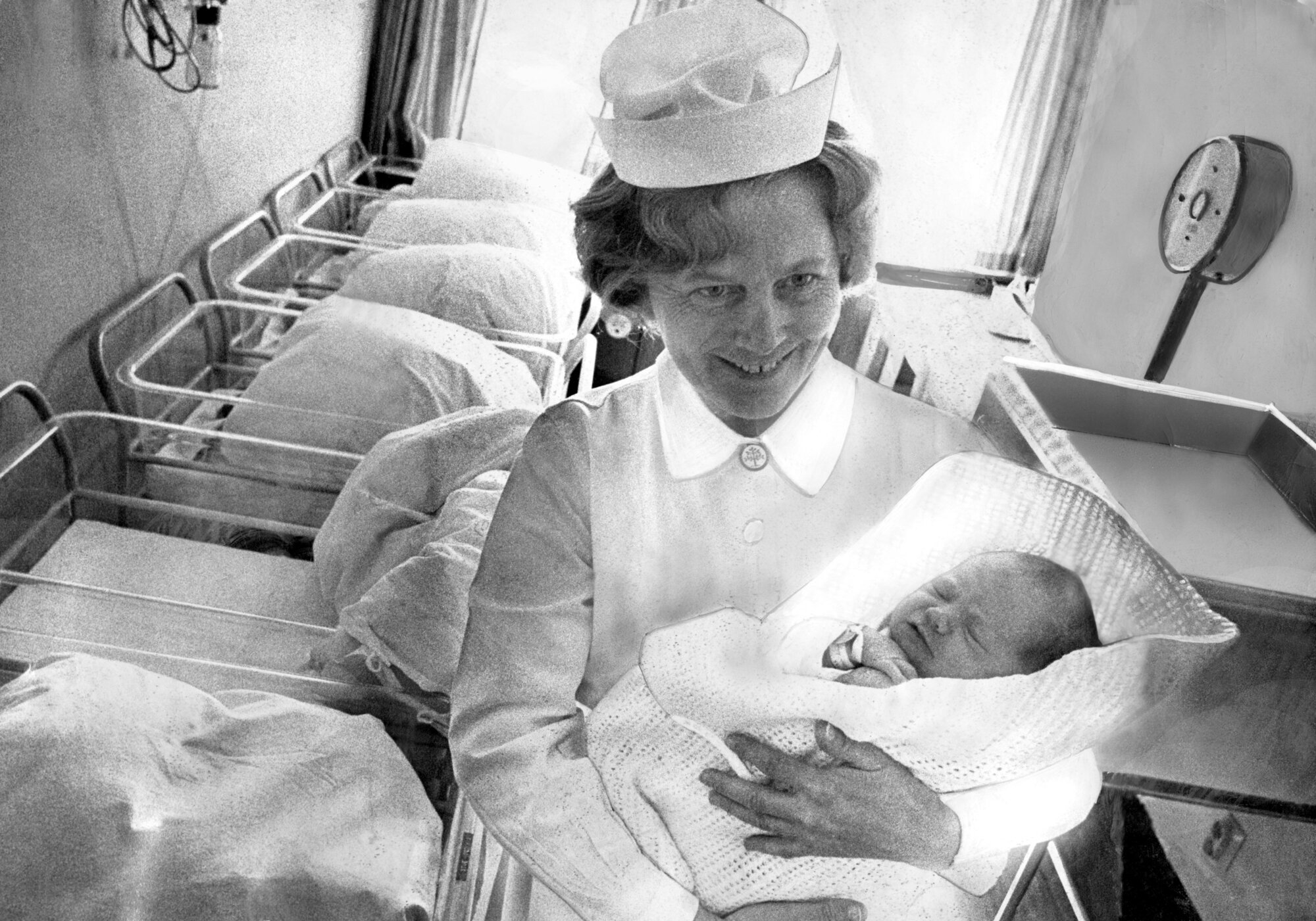 Jordmor med barn Bildet viser en jordmor anno 1976 med et nyfødt barn i armene på Ullevål sykehus