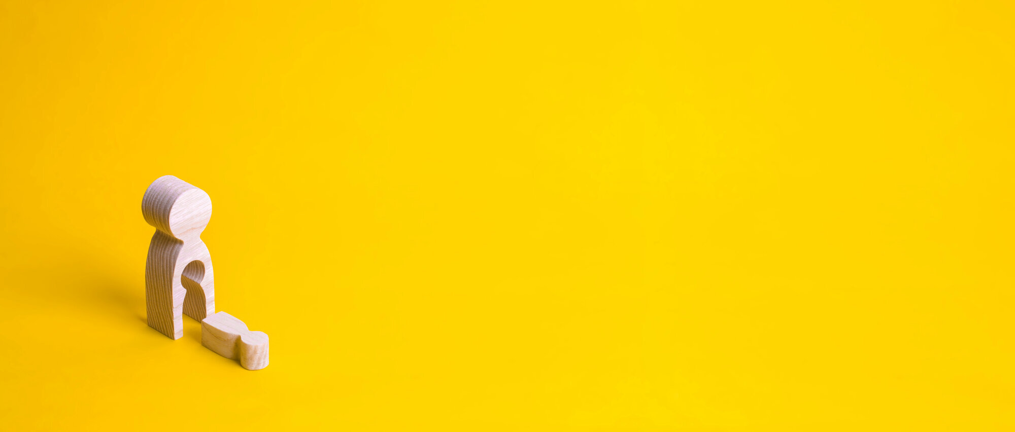 Abort Bildet viser en trefigur formet som et menneske på gul bakgrunn