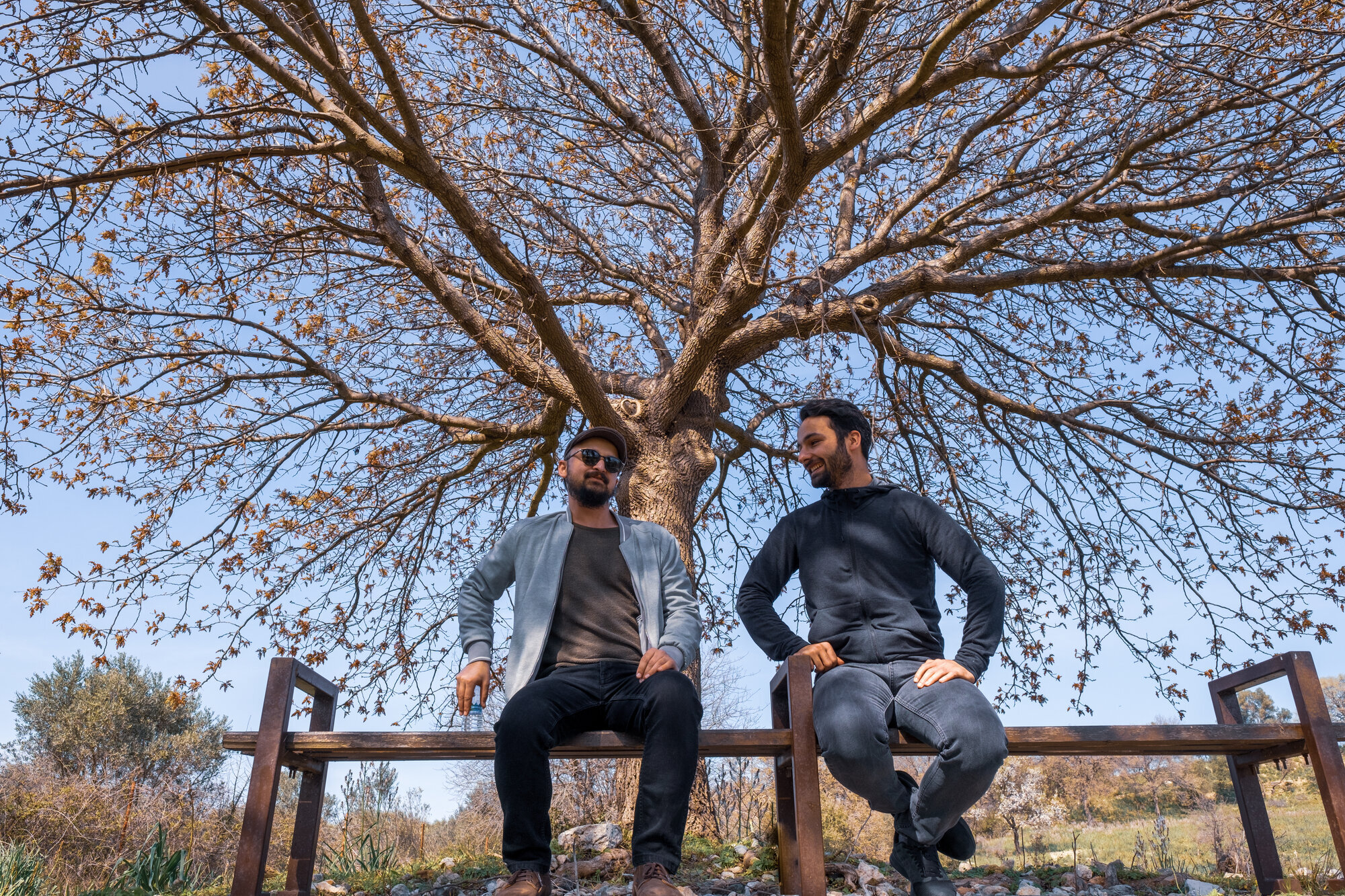 to menn på en benk bildet viser to menn på en benk