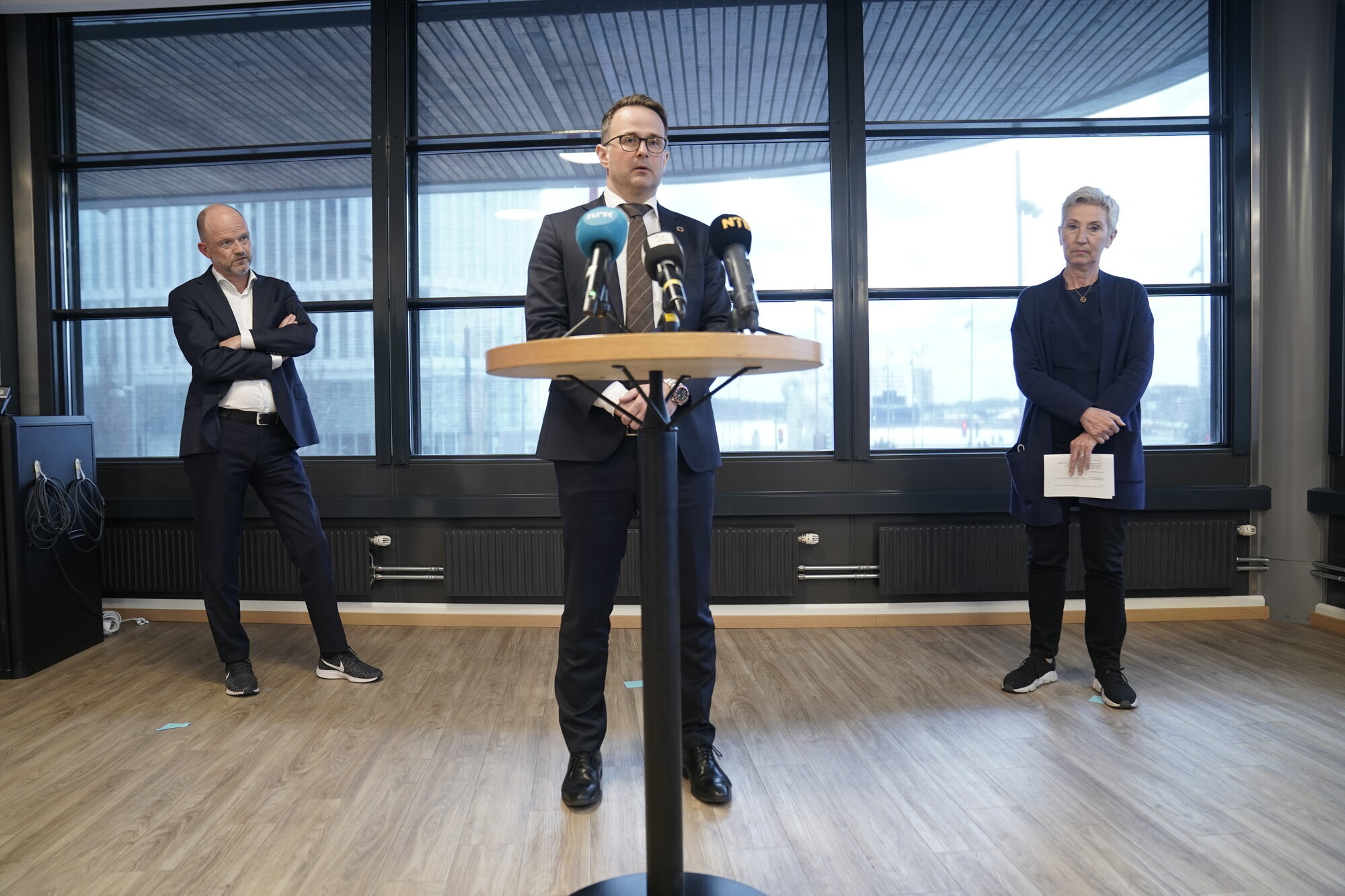 Bildet viser partene etter søndagens mekling