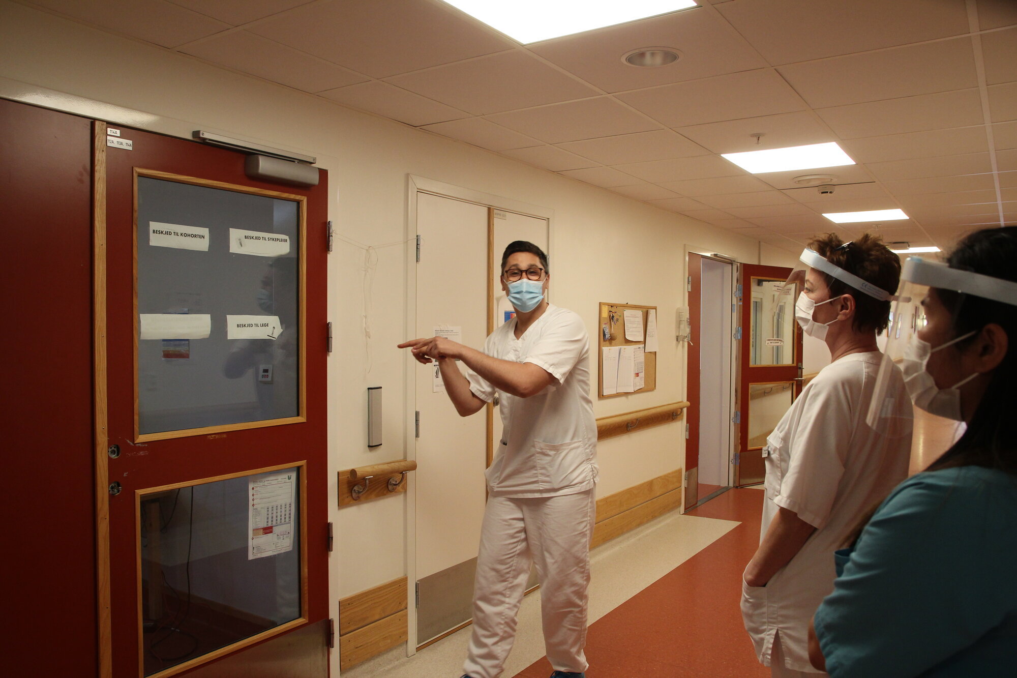 Ivan Milosevic er avdelingsleder på koronaposten. Han innrømmer at det i perioder har vært lange dager.