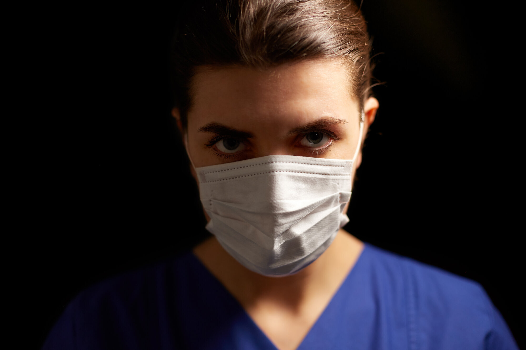Sykepleier med munnbind. Sykepleier med munnbind.
