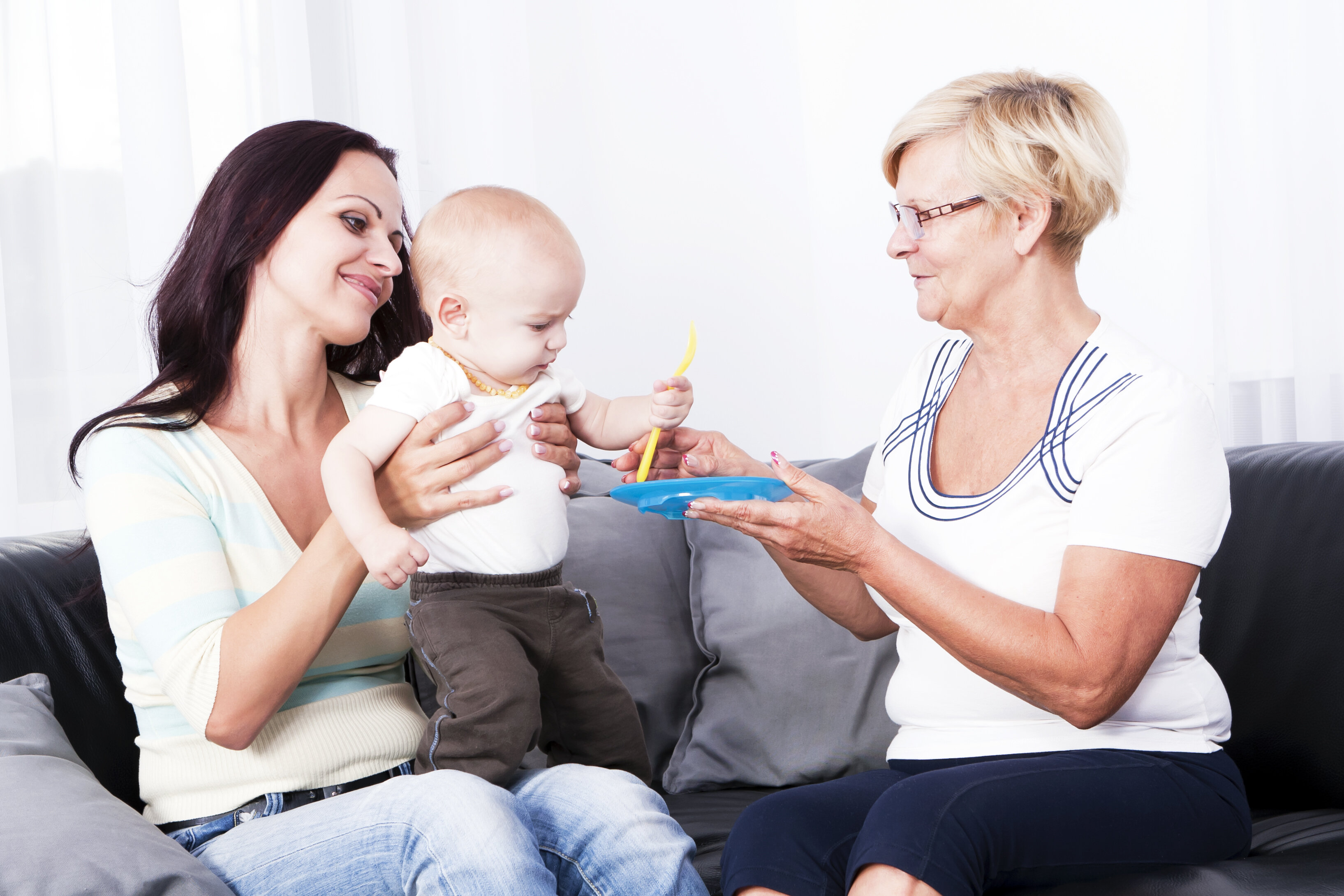 Bildet viser en helsesykepleier som er på hjemmebesøk hos en mor og baby