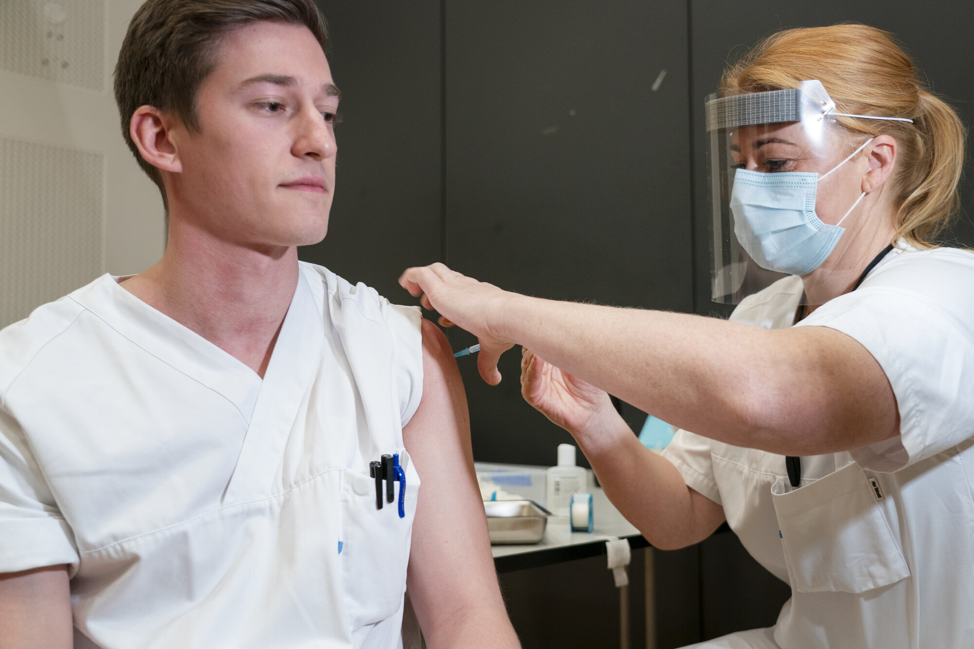 Sykepleier som vaksinerer sykepleier bildet viser sykepleier som vaksinerer sykepleier