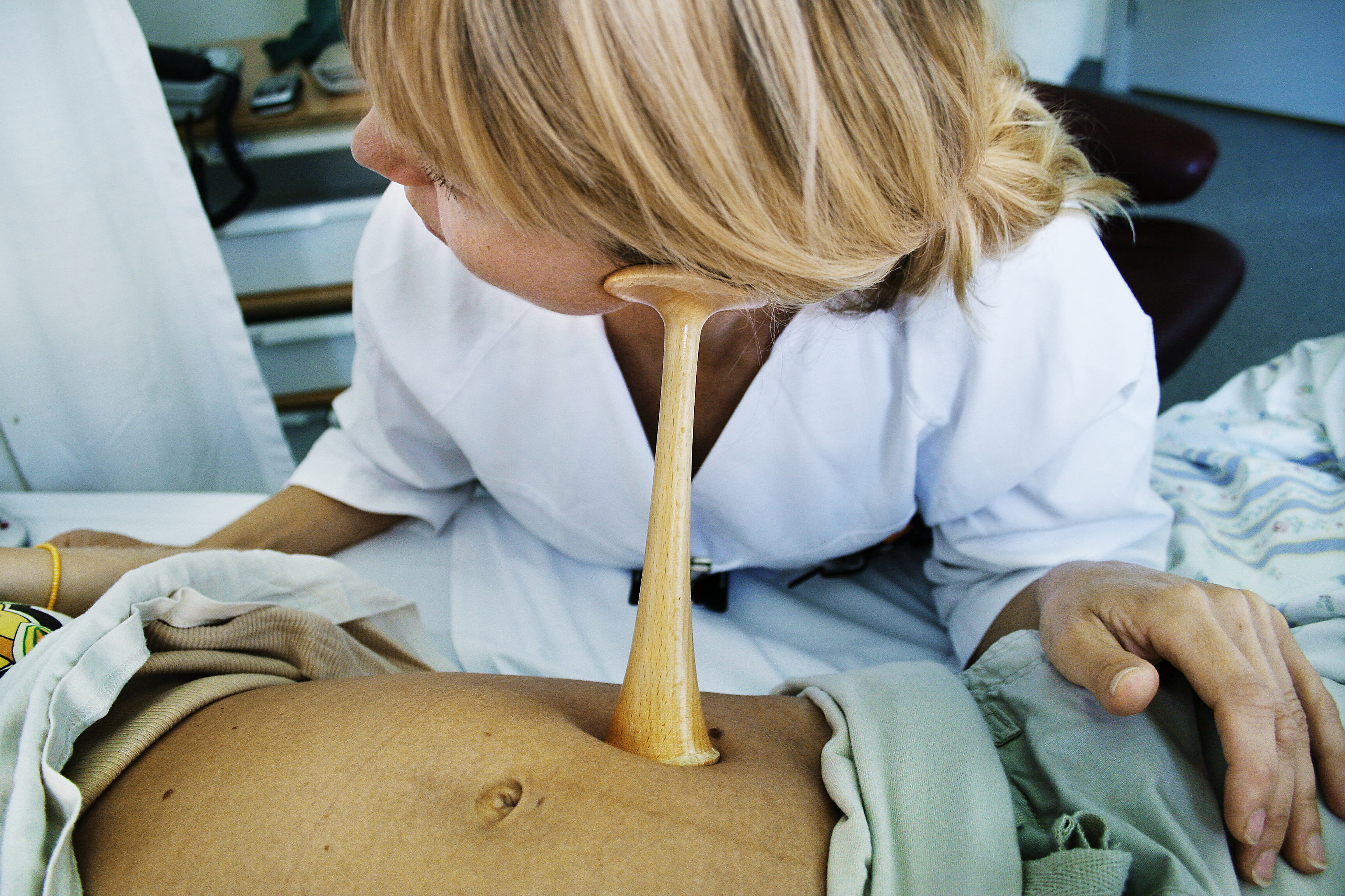 Jordmor undersøker gravid kvinne med jordmorstetoskop Jordmor Emma Negru, Sykehuset Østfold, Fredrikstad, undersøker gravid.