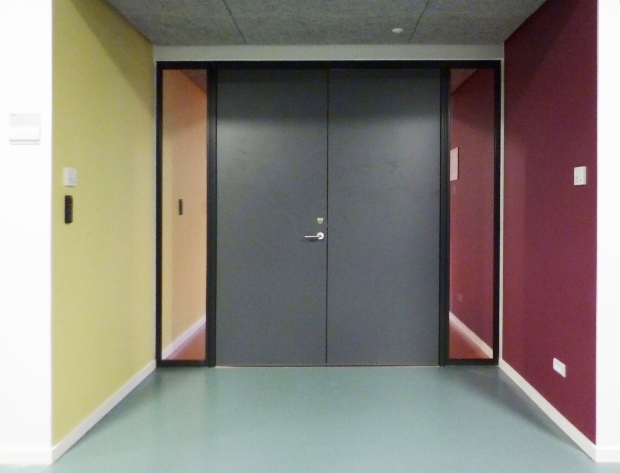 I Vejle i Danmark er fargevalget en del av den kunstneriske utsmykningen, og rom i forskjellige fløyer i bygningen har forskjellige fargetemaer. I Vejle i Danmark er fargevalget en del av den kunstneriske utsmykningen, og rom i forskjellige fløyer i bygningen har forskjellige fargetemaer.