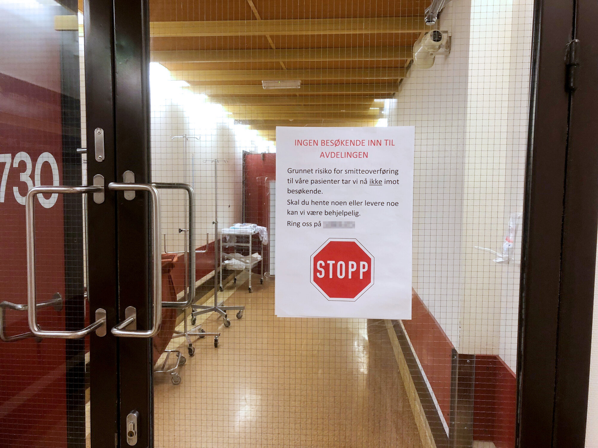 Stengt for besøkende Bildet viser en stengt dør med et oppslag om at avdelingen ikke mottar besøk.
