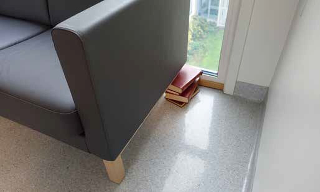 Det er løpende behov for å reparere inventaret i psykiatriske sengeposter. Dette bildet er fra Ukoms rapport ”Dødsfall på en akuttpsykiatrisk sengepost”. Det er løpende behov for å reparere inventaret i psykiatriske sengeposter. Dette bildet er fra Ukoms rapport ”Dødsfall på en akuttpsykiatrisk sengepost”.