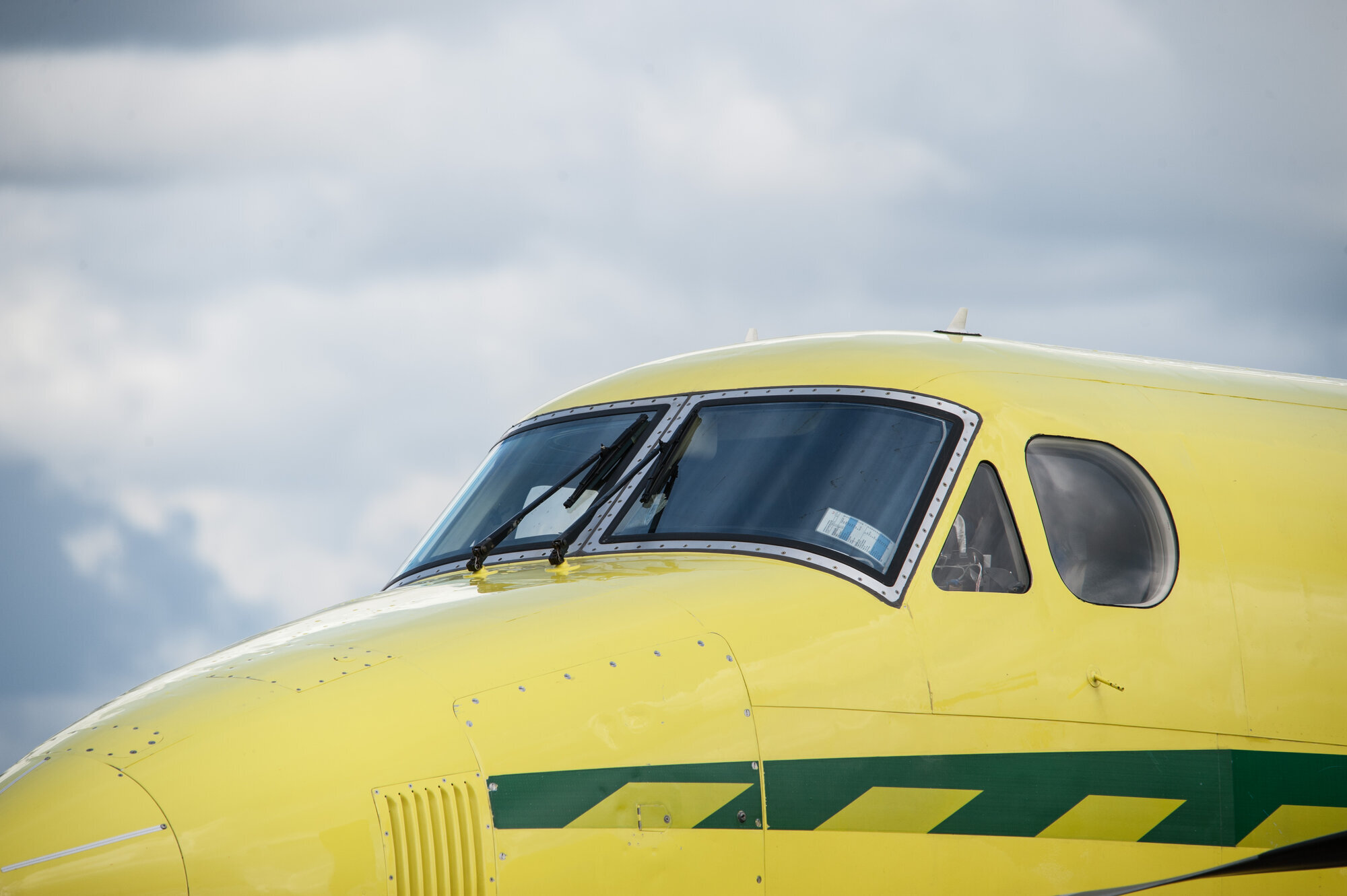 Ambulansefly Bildet viser cockpiten til et ambulansefly.